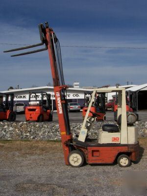 Nissan 3,000 lb cap forklift truck