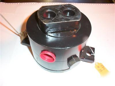 Char lynn hydraulic swivel clam loader