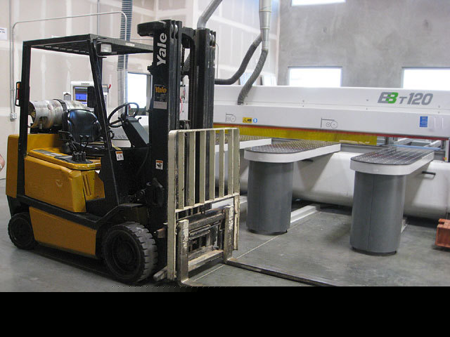 Very nice 2000 yale 5000 lbs. solid tire lpg forklift